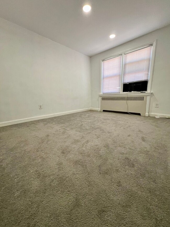 Building Photo - Stunning 3-Bedroom Townhome in Drexel Hill! Available NOW!