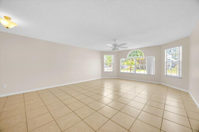 Building Photo - 2035 Royal Bay Blvd