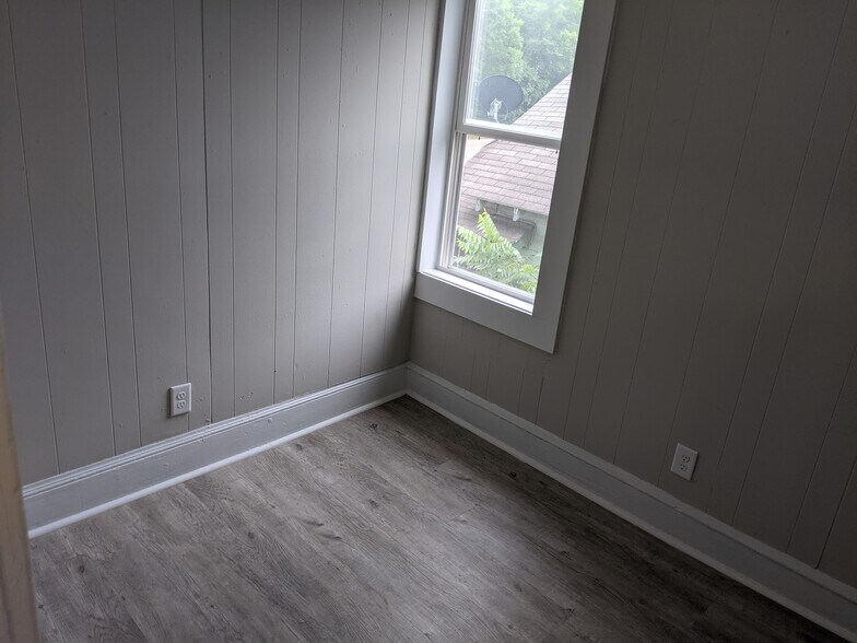 Building Photo - 403 Litchfield Ave SE