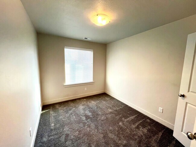 Building Photo - Lovely townhome for rent in Provo