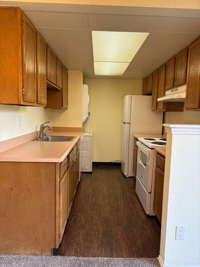 Building Photo - Village Seven 2 Bedroom Townhome with Wood...