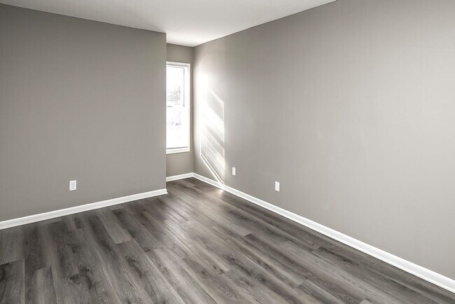 Building Photo - Spacious 1-Bed and 1-Bath Apartment in Bel...
