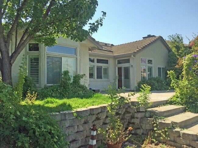 Building Photo - Executive 4 Bedroom 2.5 Bath, 2400 sft. El...