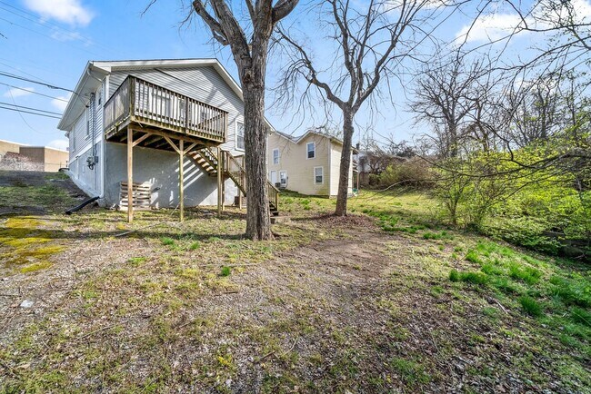 Building Photo - 2 Bedroom Pet Friendly Home For Rent Near APSU!