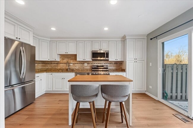 Building Photo - 335 Shadow Bend Dr