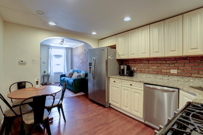 Building Photo - Charming 2BD/1BA - Upper Fells Point Townhome