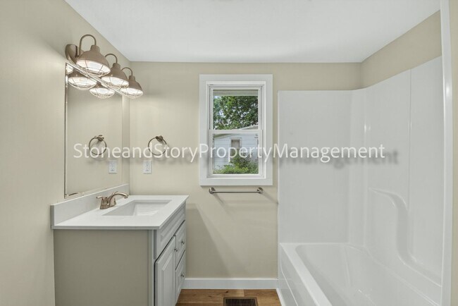 Building Photo - 414 NE Grattan St