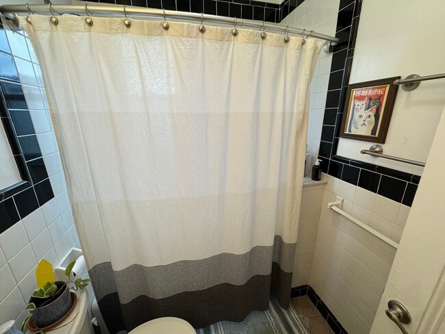 Building Photo - 176 Elm St