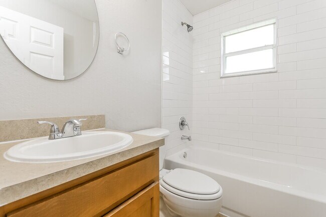 Building Photo - 263 Kings Pond Ave