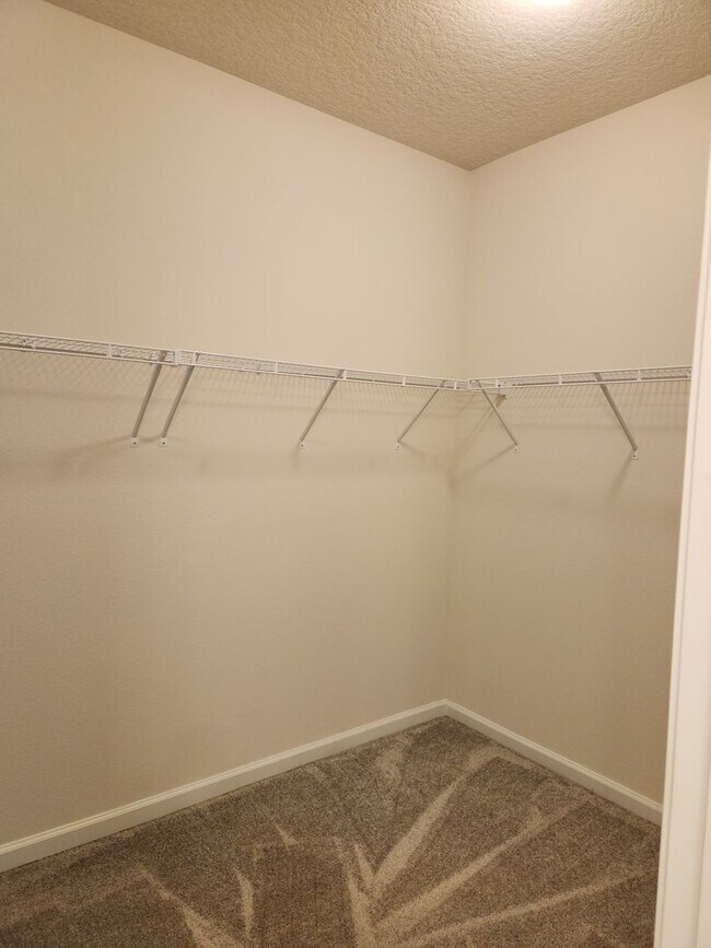 Building Photo - Perfect size, perfect location!