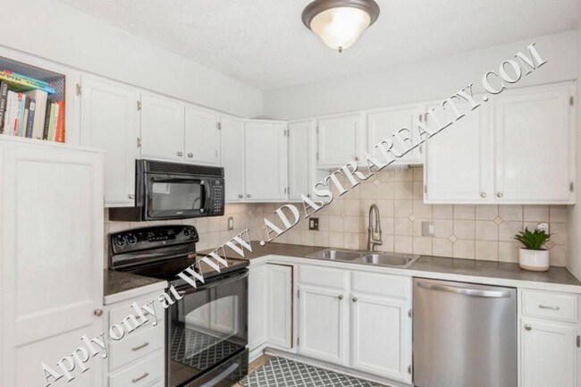 Building Photo - Inviting 3 Bedroom Close to Everything-Available in MAY!!