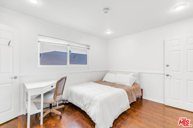 Building Photo - 815 N Las Palmas Ave