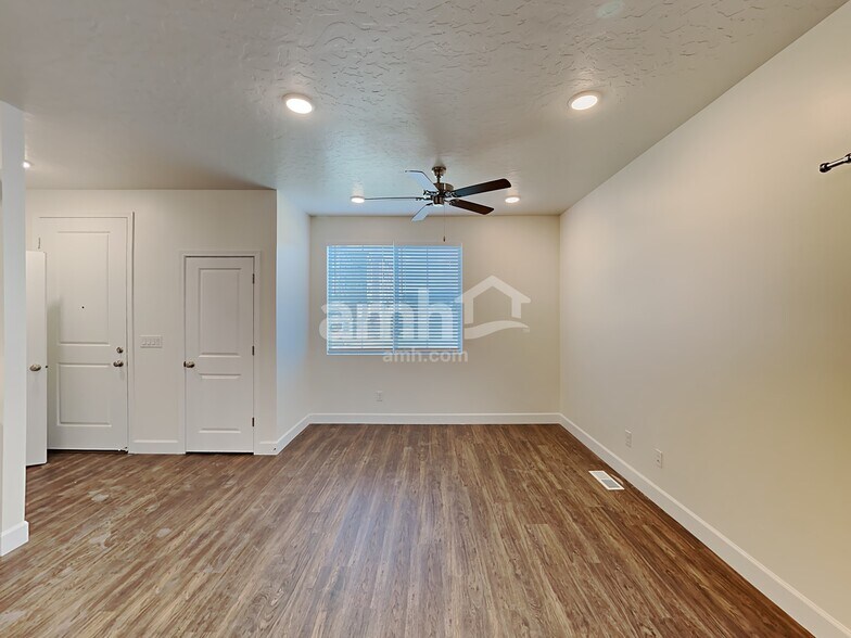 Building Photo - 6818 N Silver Gate Dr