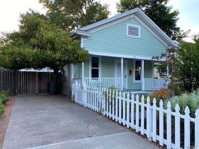Building Photo - Darling Victorian Home - Walk to Downtown ...