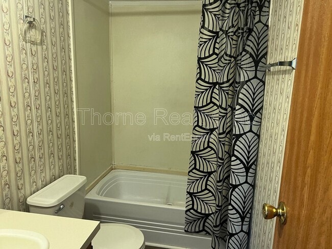 Building Photo - 137 Matts Ln