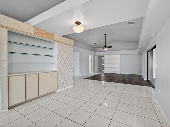 Building Photo - 566 SE Damask Ave