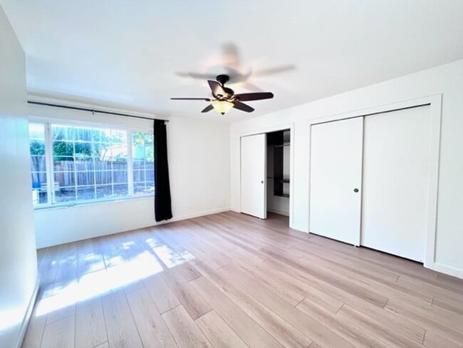 Building Photo - Updated and Move-In Ready 3BD/2BA, Single-...