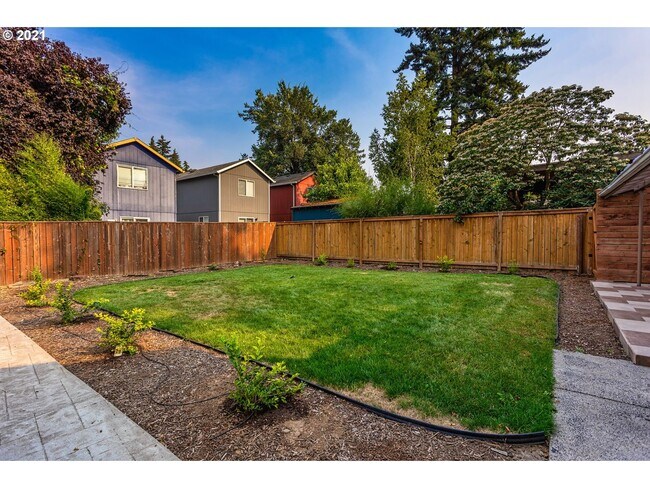 Building Photo - 2 bedroom 2 bath Woodlawn Bungalow-Full finished basement!