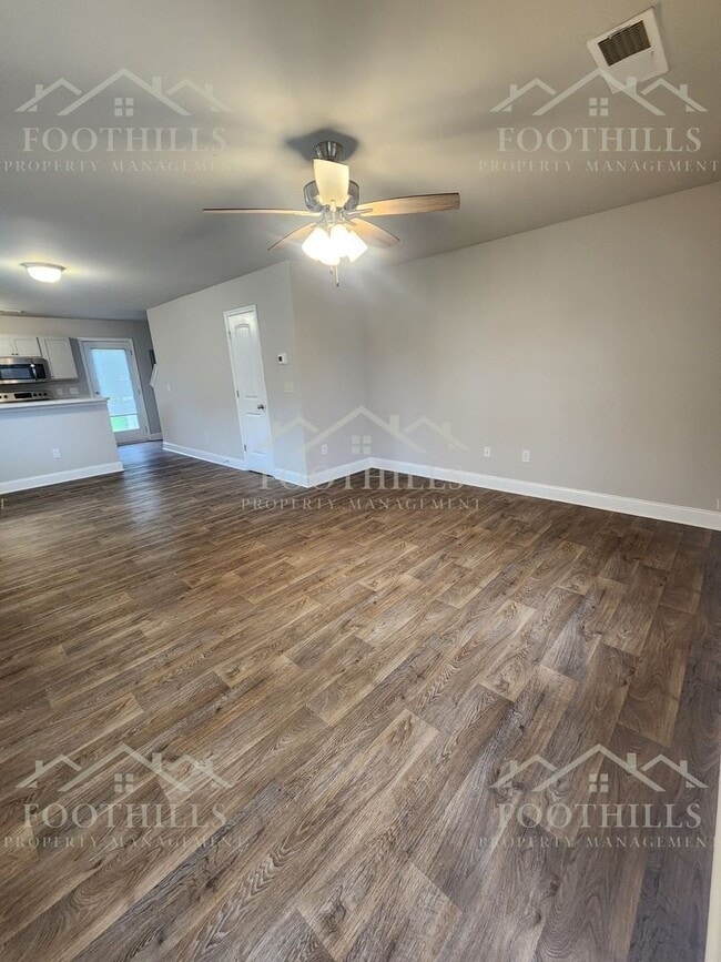 Building Photo - 104 David St