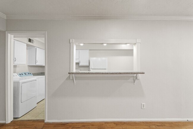 Building Photo - 355 N Post Oak Ln