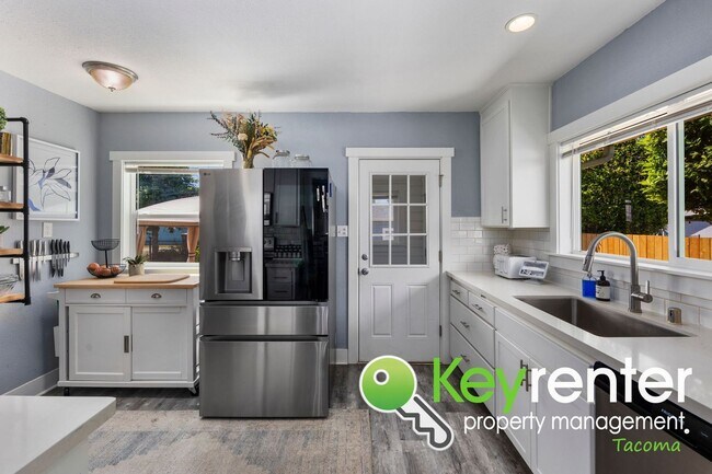 Building Photo - Remodeled Tacoma Gem with Private Yard, Ga...