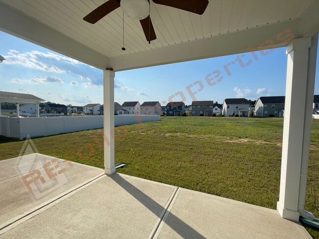 Building Photo - Beautiful 4 Bedroom 2.5 Bathroom Home w/ G...