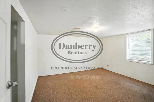 Building Photo - 822 Searles Rd