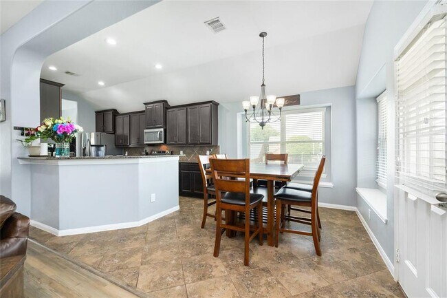 Building Photo - 923 Lake View Dr