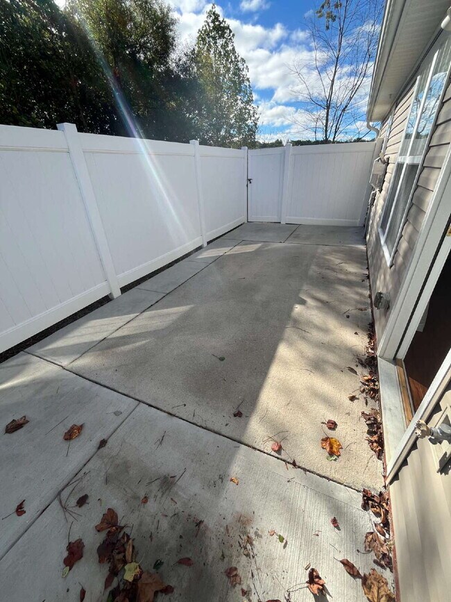 Building Photo - "Charming 3-Bed Townhouse with Granite Touches & Cozy Fireplace in Kernersville!"