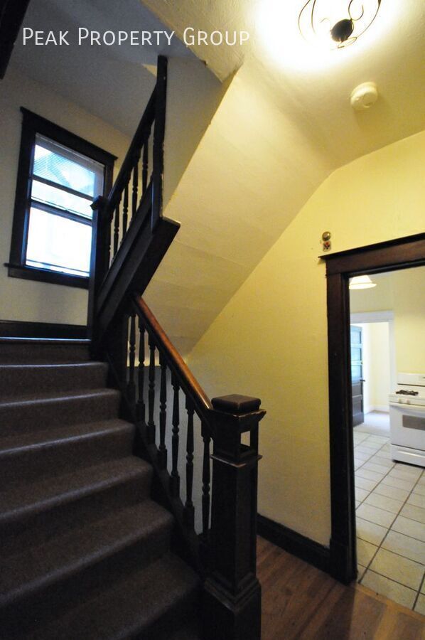 Building Photo - 2074-2078 Summit Street-2078 Summit Street- 4 bedroom