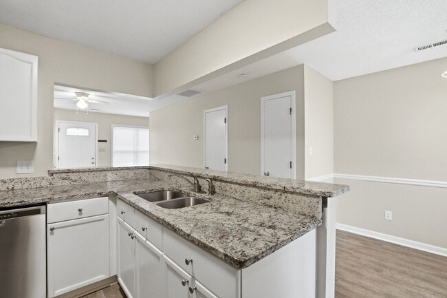 Building Photo - Oakhurst Living at Its Finest (Fresh Paint - New Carpet)