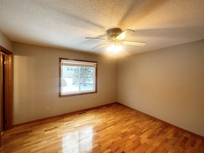 Building Photo - 9403 Lakeside Trl