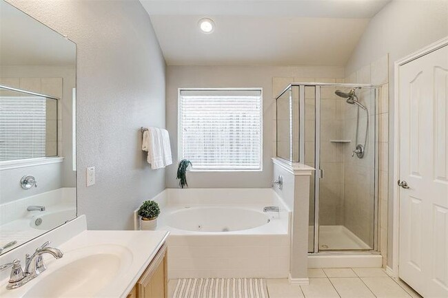 Master Bath with Jetted Tub and Separate Shower - 1008 Long Pointe Ave