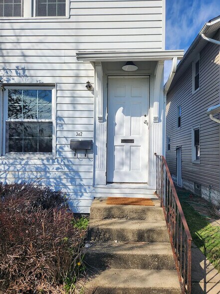 Building Photo - 302 Everett Ave