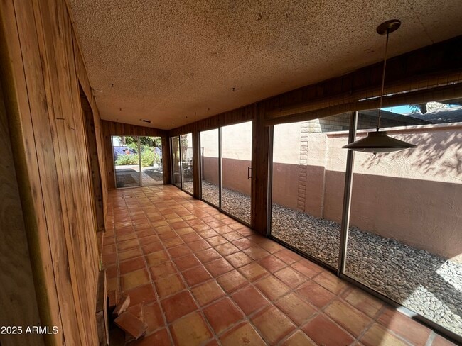 Building Photo - 1536 W Glenn Dr