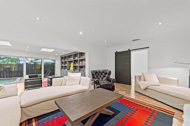 Building Photo - 1221 SW 18th St