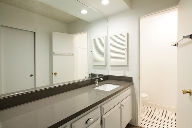 Building Photo - 601 Westholme Ave