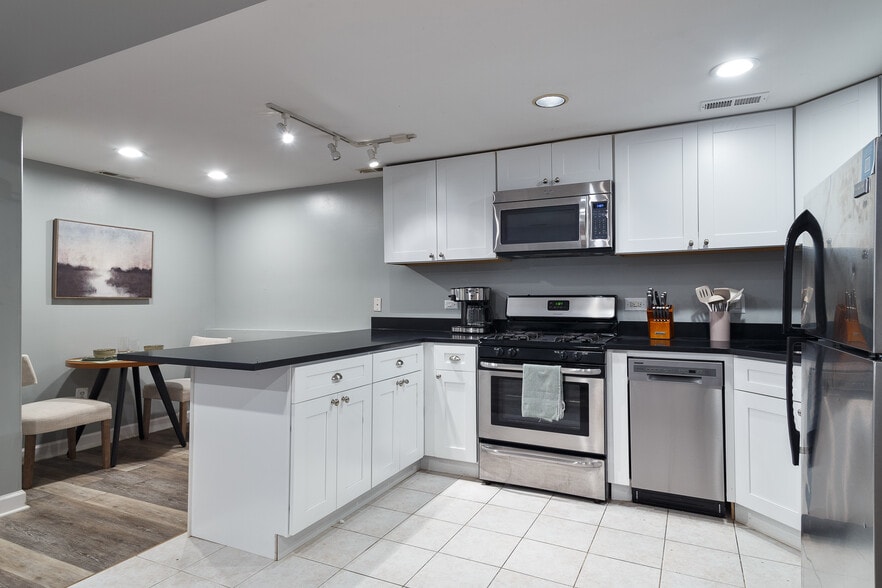 Building Photo - 3047 N Clybourn Ave