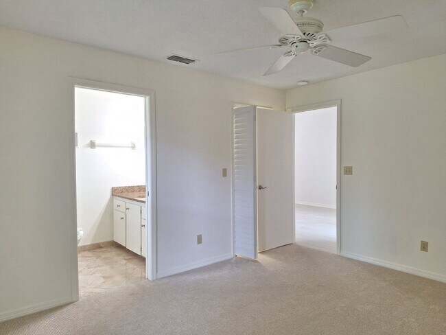 Building Photo - Adorable 2BR 2BA duplex in Shangr La Village
