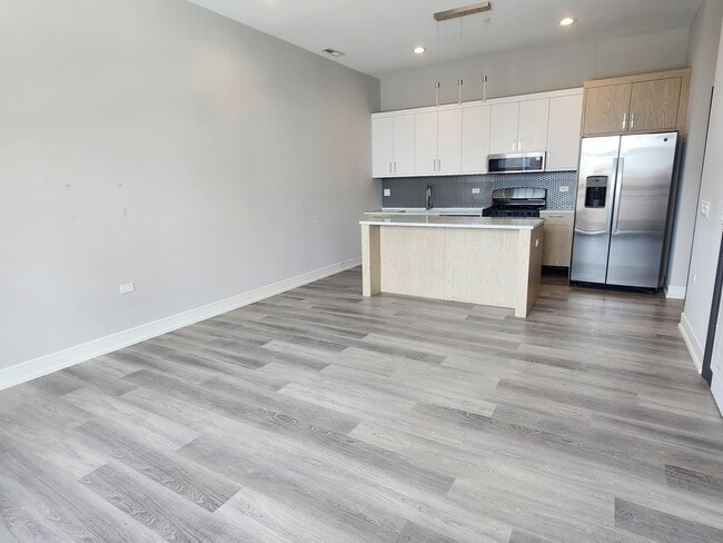 Building Photo - 2406 W Armitage Ave