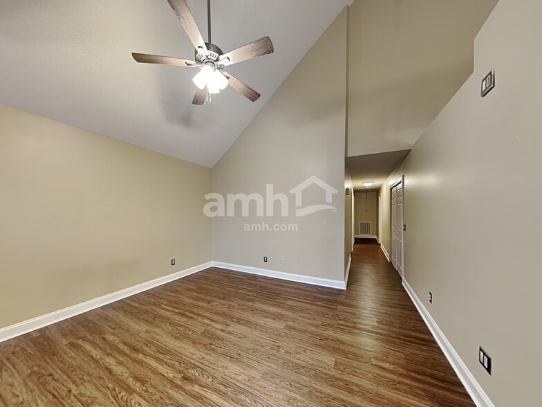 Building Photo - 1009 Loch Lomond Cir