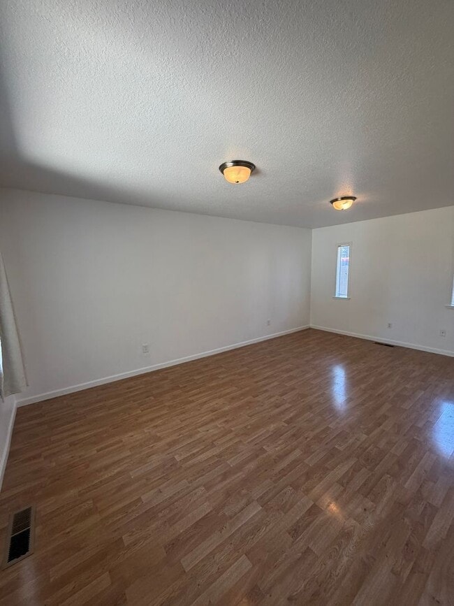 Building Photo - Beautiful 2 Bedroom on a Large Corner Lot!