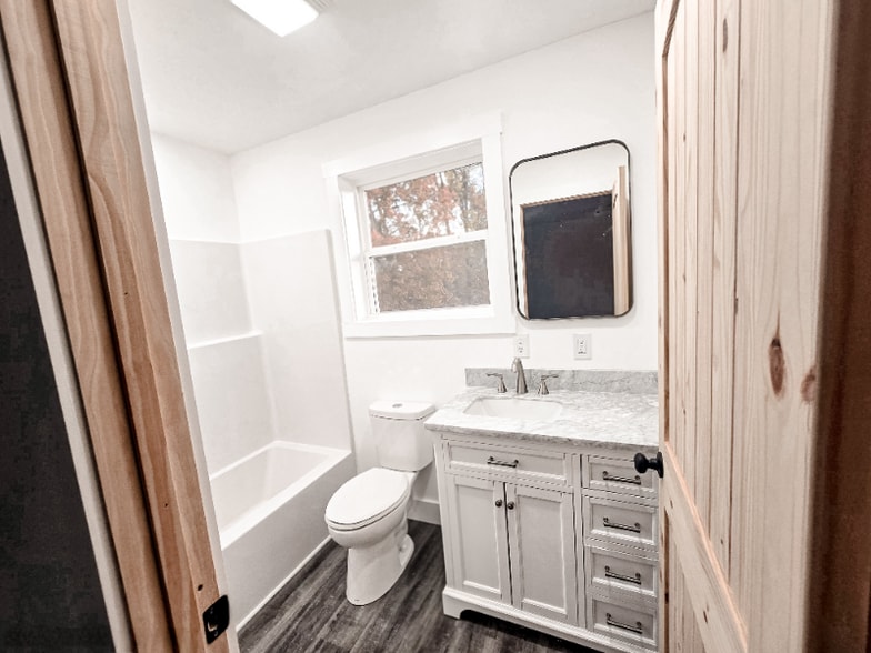 Building Photo - 112 Ivy Trce