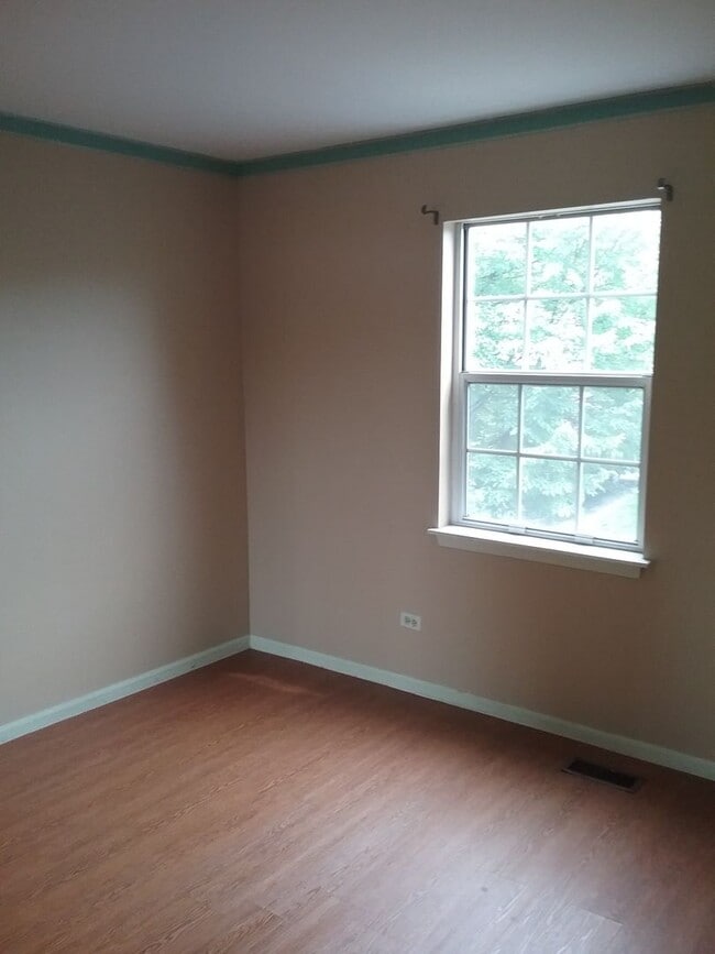 Building Photo - Large 3 Bedroom End Unit Located in the Ke...