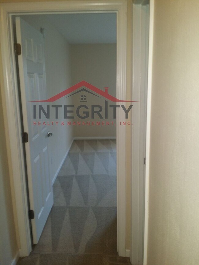 Building Photo - 2 bed/2 bath townhome in Timothy Landing