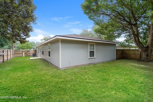Building Photo - 737 Cypress Ave N