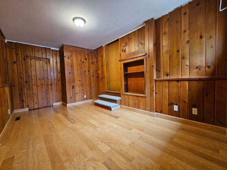 Building Photo - 819 4th Ave W