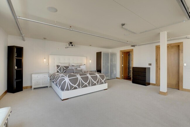 Building Photo - 521 S 7th St