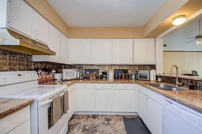 Building Photo - 2722 N Doral Dr