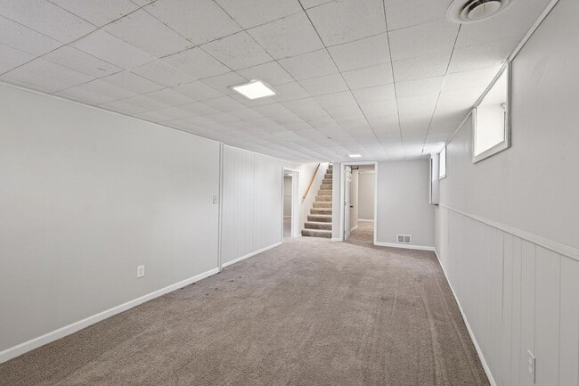 Building Photo - Great Location